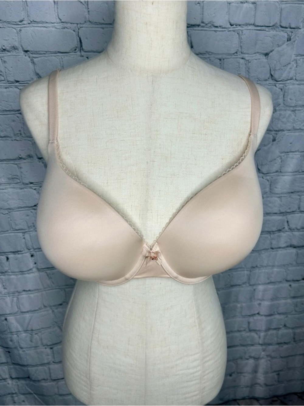 Victoria's Secret Body By Victoria Light Blush Smooth T-Shirt Bra 38 DD